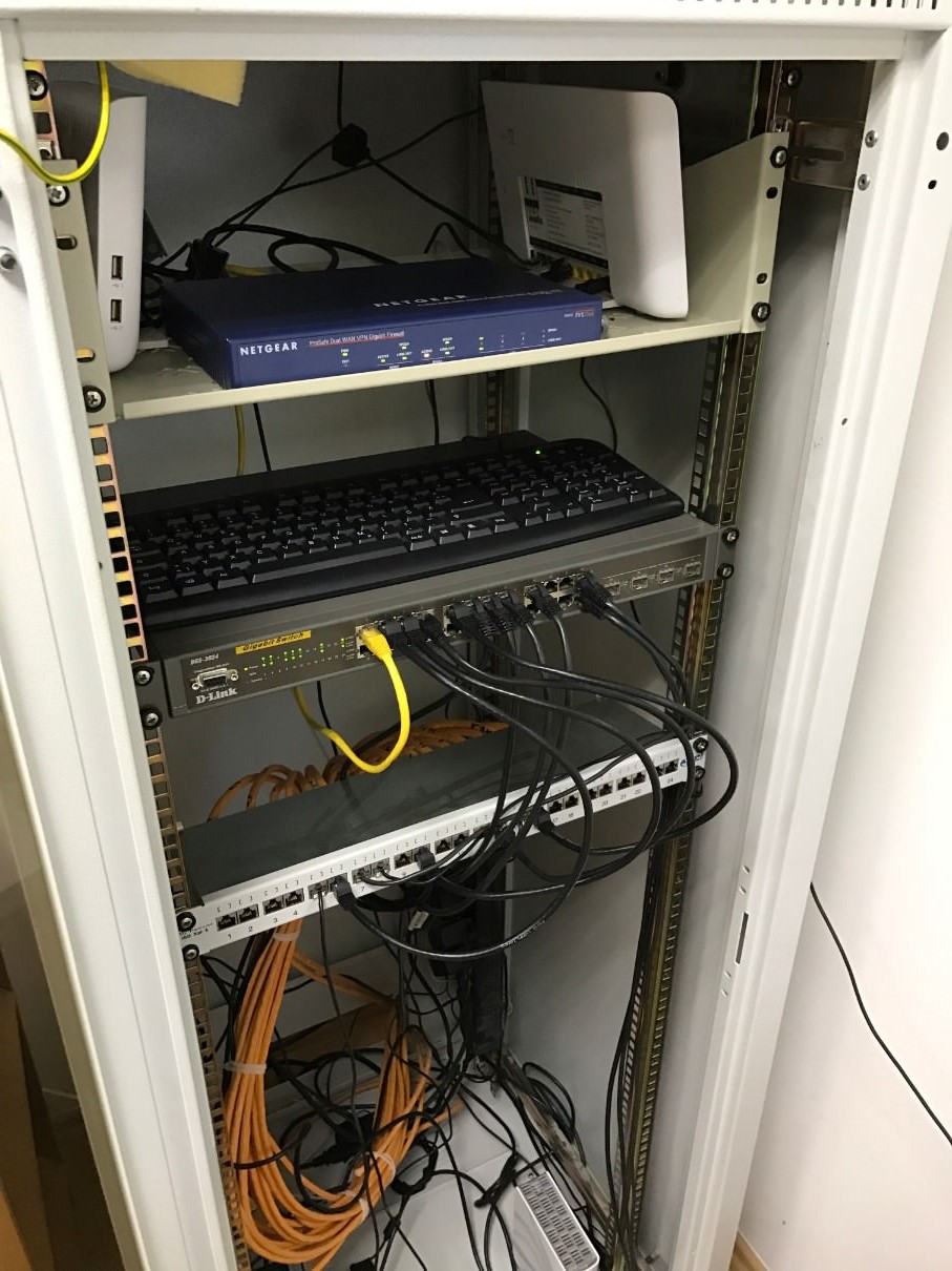 netzwerkinstallation-server-switch-router-verkabelung-lokales-netzwerk